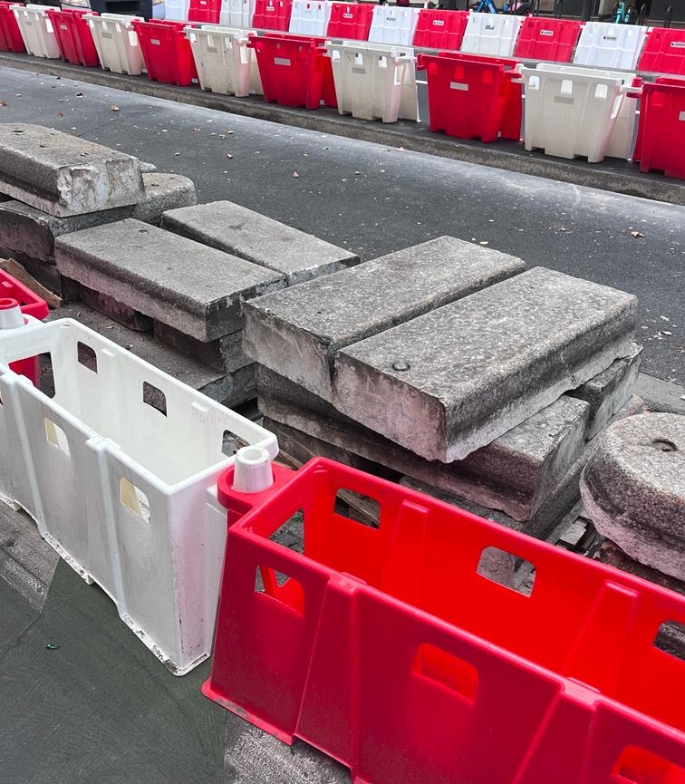 sécurisation chantier de BTP à Paris, entreposage du matériel et des bordures de béton 