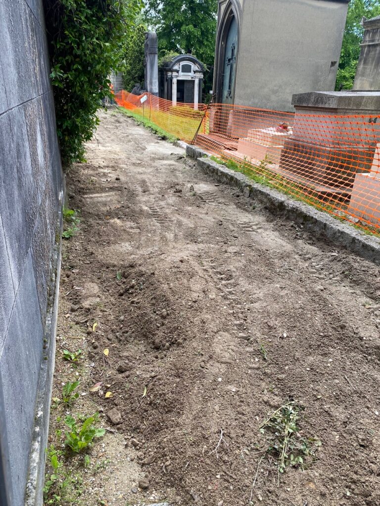 Mise en sécurité du chantier du père lachaise avec des filets orange :