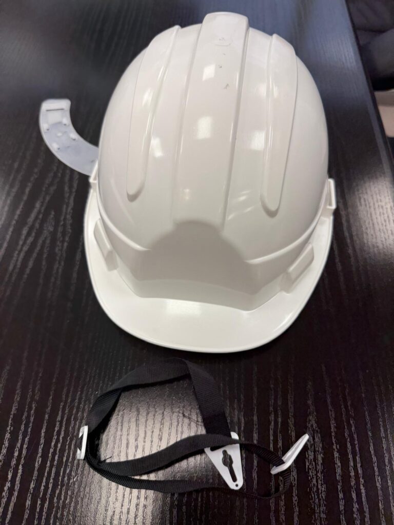 casque avec jugulaire pour la sécurité des intérimaires sur les chantiers BTP à Paris