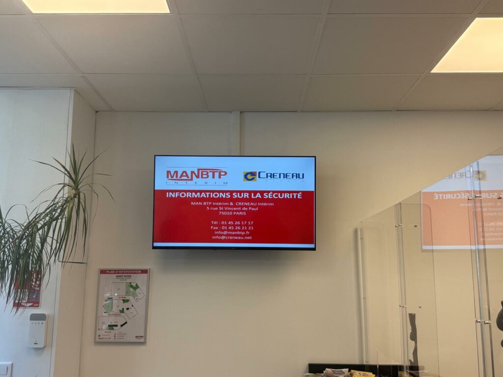 écran d'information diffuse en continu les principales consignes et règles de sécurité, rappelant l'importance que ManBTP accorde à la prévention et à la protection des professionnels sur les chantiers